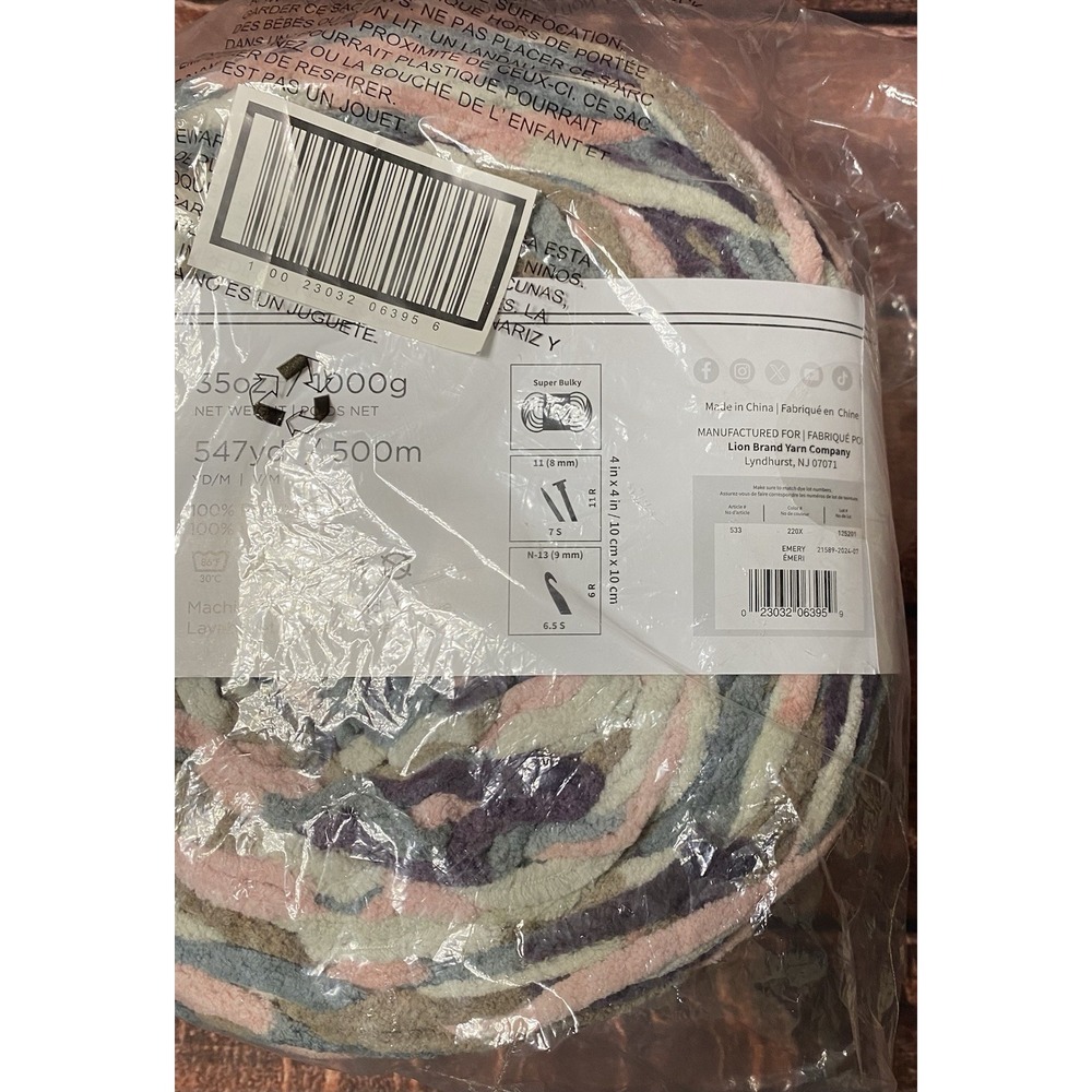 Lion Brand Yarns Cover Story Emery (220X) 6 Super Bulky 35 oz/547 yards New - Picture 4 of 6